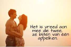 een-jonge-verliefd-koppel-het-koesteren-en-kussende-op-het-strand-op-sunset-twee-plaatjes_csp33716787